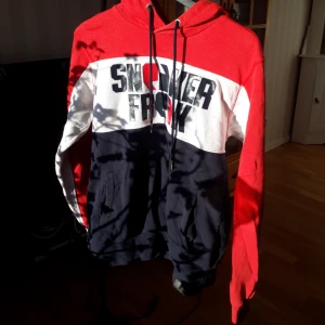  - Hoodie med texten "sneaker freak" och fickor. 