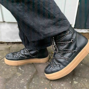  - Vinterskor från & Other stories. Pris är diskuterbart! Strl 40, sitter som en 39a (små i storleken, jag är en 39a vanligtvis) Slutsålda i många storlekar på hemsidan. Köpta för 1450kr och använda under endast förra vintersäsongen. Bra skick!!