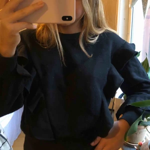  - Svart volangtröja från Ivyrevel!! Superfin och varm! 💕💕