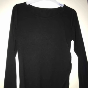  - Svart kortklänning med detalj på ena sidan, skönt matrial. Klänningen är endast använd vid ett tillfälle för ca 1 år sedan.  