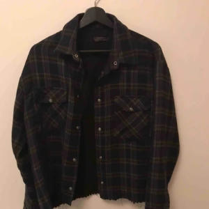  - jacka från zara, avklippt slutar vid början av rumpan, frakt ingår 