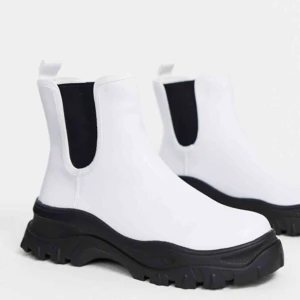  - 2 st Helt sprillans nya stilrena kängor från Monki (aldrig använda pga passade inte mina fötter...), i BÅDE storlek 38 och 39.   Köpta för 600 kr från Asos✨