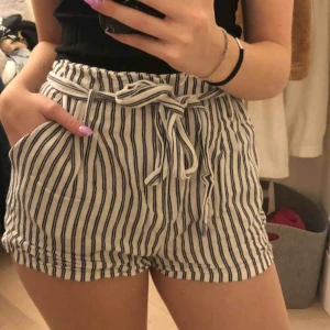  - Ett par skit snygga shorts köpta på Urban Outfitters för 500kr. De är lite använda, därav de låga priset, men de har inga fläckar eller defekter. Dom är justerbara i midjan vilket gör att dom passar XS-M 😁