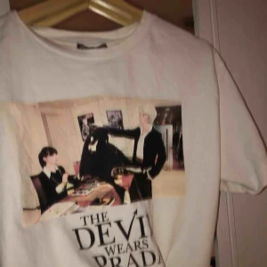  - Slutsåld online! Cool tröja från zara✌🏼Sitter snyggt oversized på en S! Sparsamt använd!