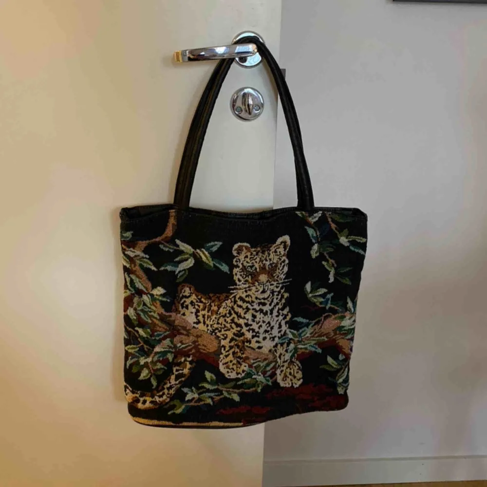 Väska med leopard-motiv. Köpt secondhand så den är lite sliten som man ser på sista bilden. Men det ger den mer karaktär tycker jag😊 . Väskor.