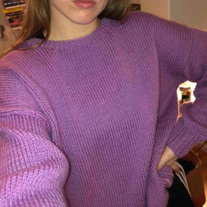  - Lila stickad tröja. Sååå fin men kommer inte till användning :/ 