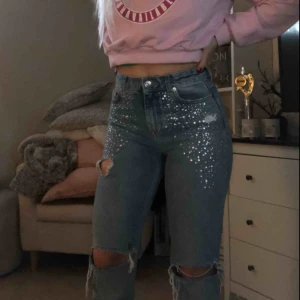  - Säljer snyggaste mom/boyfriend jeansen😍 säljer pågrund av att de blivit försmå, byter gärna mot strl 36! 