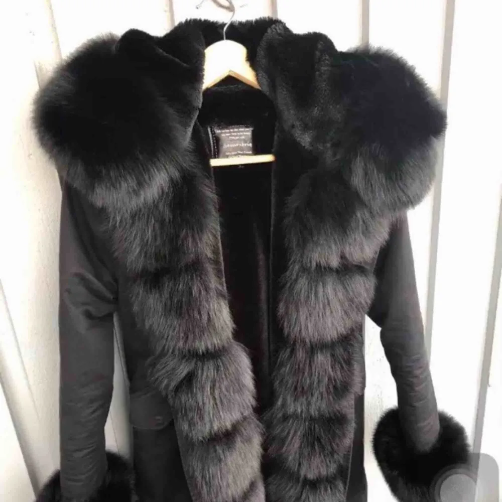 Säljer min vinterparka päls jacka , den är i bra skick. Inga skador eller annat använd endaste under en vinter och är köpt för 3300 Skriv för mer info 😊. Jackor.