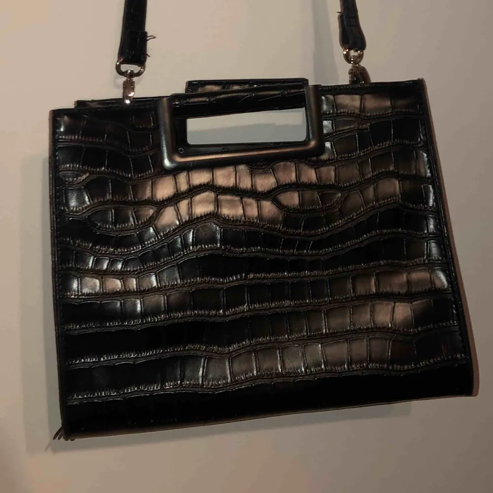 Jättetrendig fin svart väska! Snygga ”ormskinns” detaljer!🥰💖 Knappt använd och väldigt rymlig! . Väskor.