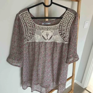  - Blus Från Gina tricot  Storlek 38 I fint skick  Frakt tillkommer 
