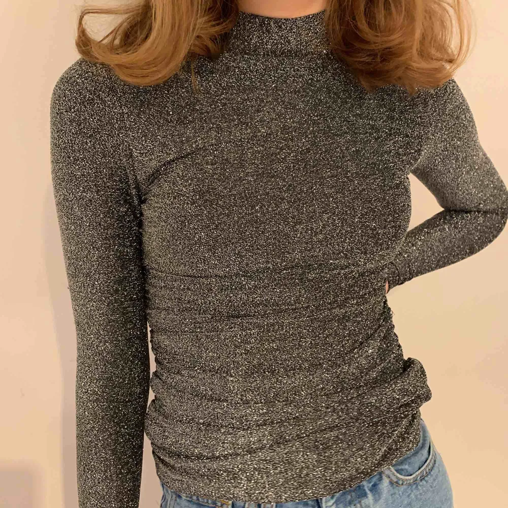 Glittrig gråsvart långärmad tröja från Gina Tricot. Mycket bra skick, använd en gång. Säljs pga att den int kommit till användning, skriv gärna för fler bilder eller om du har några frågor💘. Toppar.