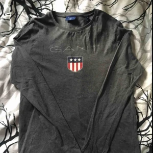  - Gant långärmad t-shirt! Storlek xs men är stretchig så passar även en small.  Väldigt fint skick!  Frakt tillkommer på 45:- 