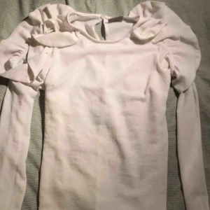  - Fin tröja från Vero Moda med cold shoulder