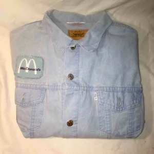  - Ljus vintage Levis-jeansjacka. Med McDonald’s-märke påsytt av mig. Passar mig som har S/M. Snygg till våren. FRI FRAKT. 