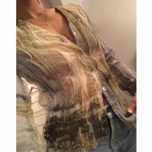  -  Jätte snygg blus i chiffong (halvtransparent tyg) med knäppning fram  