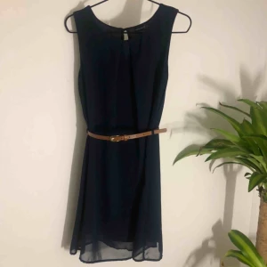  - Mörkblå klänning med brunt skärp
