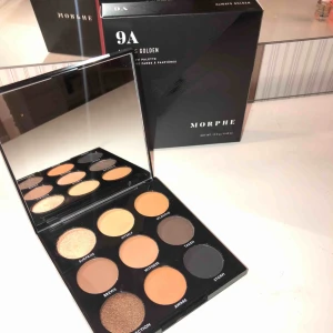  - Morphe ögonskuggspalett 9A ”always golden”, har endast öppnat och swatchat de två översta i vänstra hörnet, så den är i stort sett ny :). (Har alldeles för många paletter med samma färgschema därför säljer jag denna) ☺️ Frakt ingår i priset 🥰