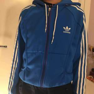 Oversized adidas kofta i blå färg, det är storlek 42 men passar folk med storlek S om man vill ha den lite oversized!! Väldigt fin! 