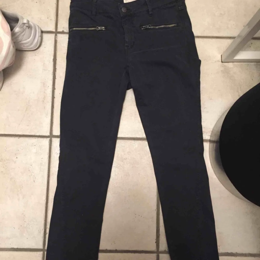 Helt nya odd Molly jeans med tags kvar , slit nere på bena därframme . Jeans & Byxor.
