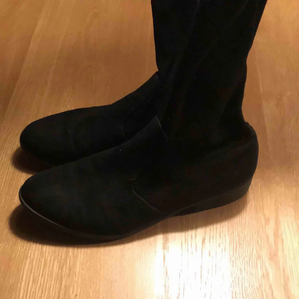 Säljer ett par svarta ”over the knee” boots i mocca/sammetsliknande material. Räcker över knäet på mig som är 180cm lång så de är ganska höga. Väldigt snygga och i bra skick men inte min stil längre, därför säljer jag! Strl: 41 :)). Skor.