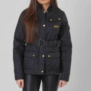  - En jättefin & fräsch barbour jacka. Använt bara en månad.