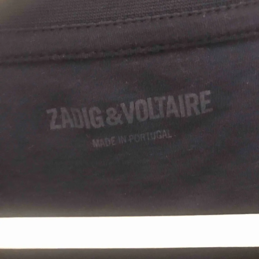 Marinblå tshirt från zadig Voltaire! Bra kvalite och snyggt tryck! Nypris ca 1000 kronor. T-shirts.