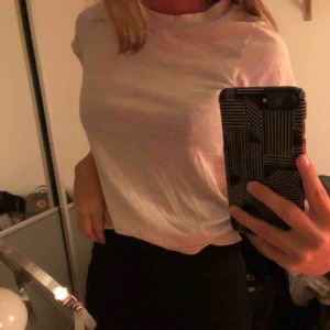  - Ljus beige tr-shirt från bikbok i storlek XS! I bra skicka och endast använd fåtal gånger. Köparen står för frakt💓