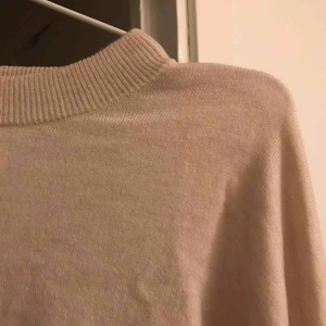  - Superhärlig stickad tröja med vida ärmar