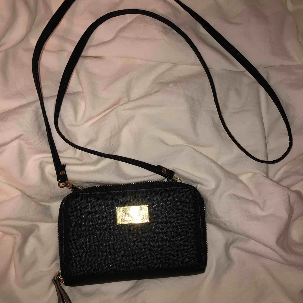 Säljer liten svart Lissa Wang väska. Kommer inte ihåg ursprungspriset. Kolla upp en liknande Lissa Wang väska som har ursprung $80.00. Kan tänka mig att sänka priset om det skulle vara så! 💞☺️ skriv ifall intresse!<3. Väskor.