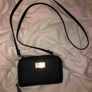 Säljer liten svart Lissa Wang väska. Kommer inte ihåg ursprungspriset. Kolla upp en liknande Lissa Wang väska som har ursprung $80.00. Kan tänka mig att sänka priset om det skulle vara så! 💞☺️ skriv ifall intresse!<3