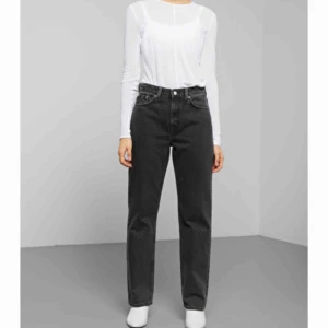  - Weekday byxor i modellen Voyage, storlek 26 och längd 30 men skulle säga att dem är en 27. Frakten ligger på 40 kr! 