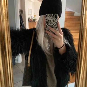  - Använd päls jacka, därav priset, går att borta till pälsen så blir den som ny igen! Inte jätte tjock funkar med en väst under! Passar till allt 