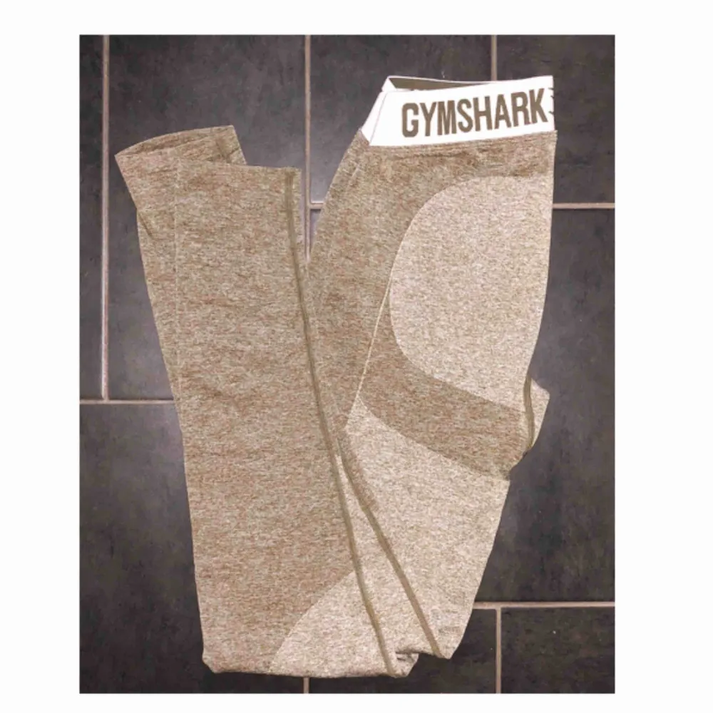 Oanvända Gymshark leggings i storlek M. Säljer de eftersom de är för stora :) Meddela om du vill ha fler bilder. Fraktillkostnader tillkommer. . Jeans & Byxor.