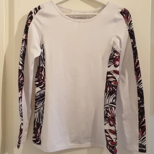  - Långärmad träningströja från Stronger. Använd en gång. Frakt tillkommer! 