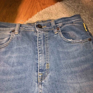  - Byxor som är för stora för mig, där av används dom inte tillräckligt mycket. Säljer dom för 50kr, det tillkommer frakt💗