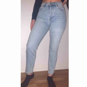  - Snygga ljusblå mom jeans från New Yorker.  Dock alldeles för små för mig.  Frakt INGÅR i priset 