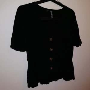  - Fin blus med knappar i fram, storlek 38 