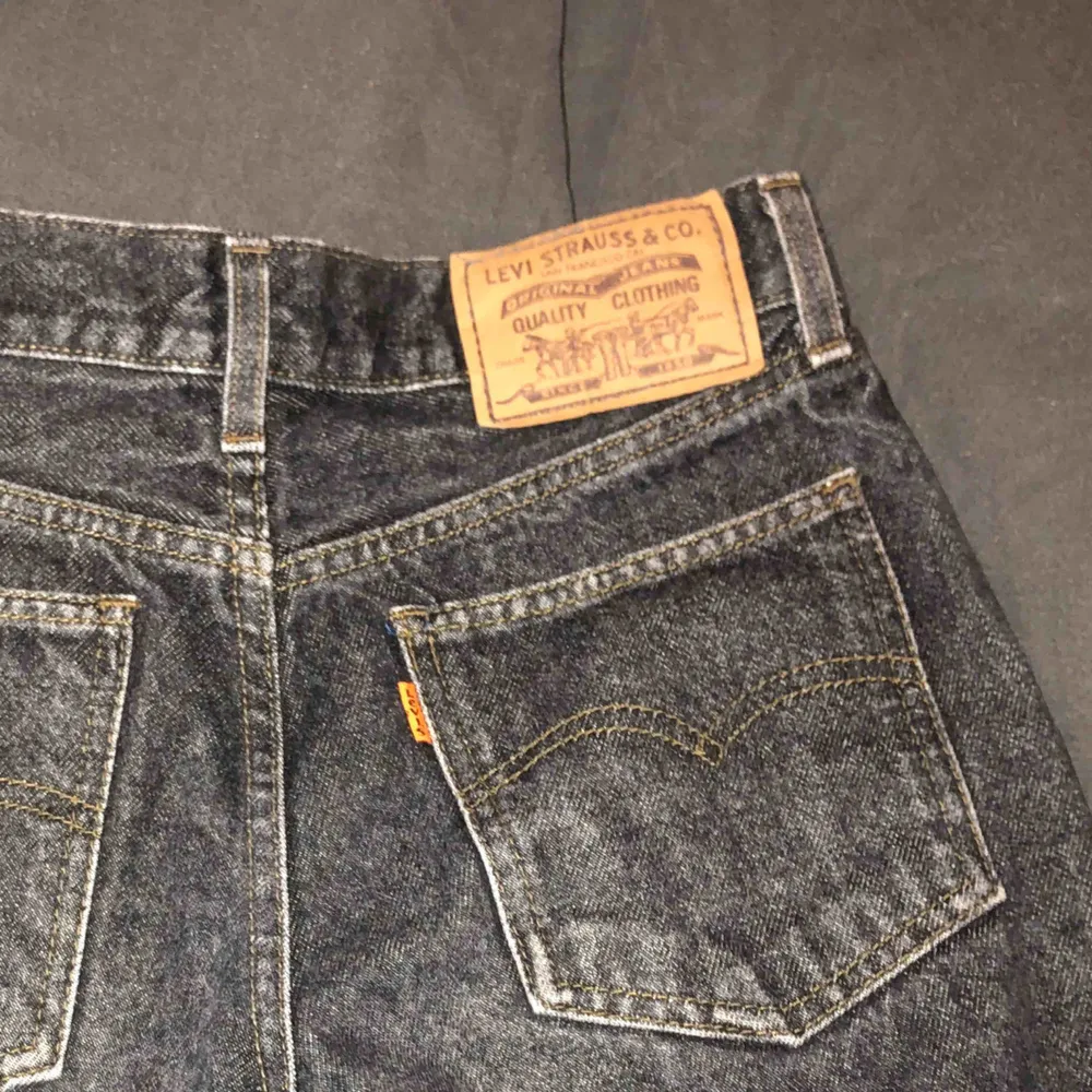 Vintage Levi’s jeans köpta på Humana i Sthlm och är därmed mycket använda= lågt pris.  Hittar inte storleken men skulle säga är en 24/25 beroende på vilken fit man vill ha. Passar precis bra i längd på mig som är 162cm. . Jeans & Byxor.