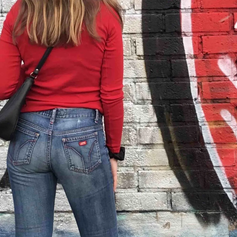 Coola bootcut jeans med röda sömmar. Från märket MISS SIXTY. Modellen är 160cm lång.  Nypris 800kr. Jeans & Byxor.