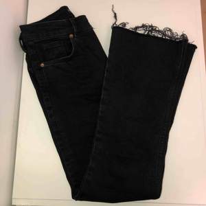 Supersnygga croppade svarta jeans från zara. Säljer på grund av att de är förstora i midjan (lite större än vanliga 34 skulle jag säga). Knappt använda. Köparen betalar frakten.