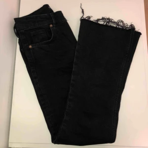  - Supersnygga croppade svarta jeans från zara. Säljer på grund av att de är förstora i midjan (lite större än vanliga 34 skulle jag säga). Knappt använda. Köparen betalar frakten.