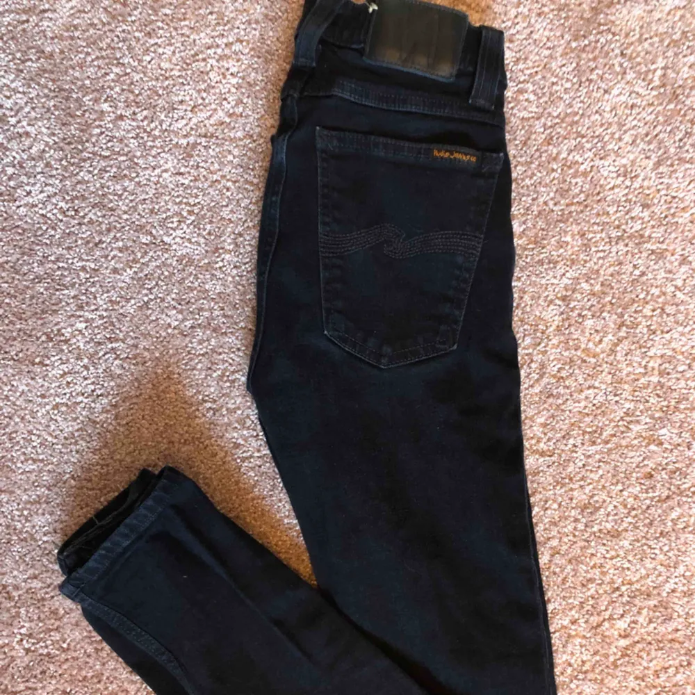 Svarta nudie jeans, i princip oanvända. Strl 25/32. Jeans & Byxor.