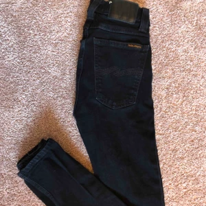  - Svarta nudie jeans, i princip oanvända. Strl 25/32