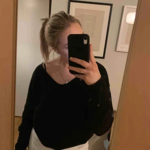  - Svart v ringad stickad tröja jättesnygg och bekväm!!