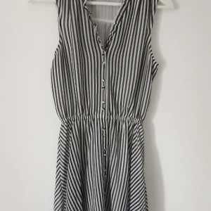  - Söt klänning fint skick. Frakt tillkommer.  