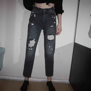 Helt nya Mom ”West” jeans från BIKBOK. Storlek XS. Lapp kvar. Högmidjade.  Frakt kostar 79kr, Postnords blå kuvert