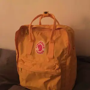 Kånken-ryggsäck i färgen Warm Yellow. Använd i endast en månad så fortfarande superbra skick. Fraktar och möts upp i Göteborg