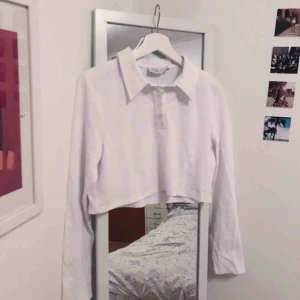  - Vit cropped polo tröja, från NA-KD, helt oanvänd!!  Frakt tillkommer