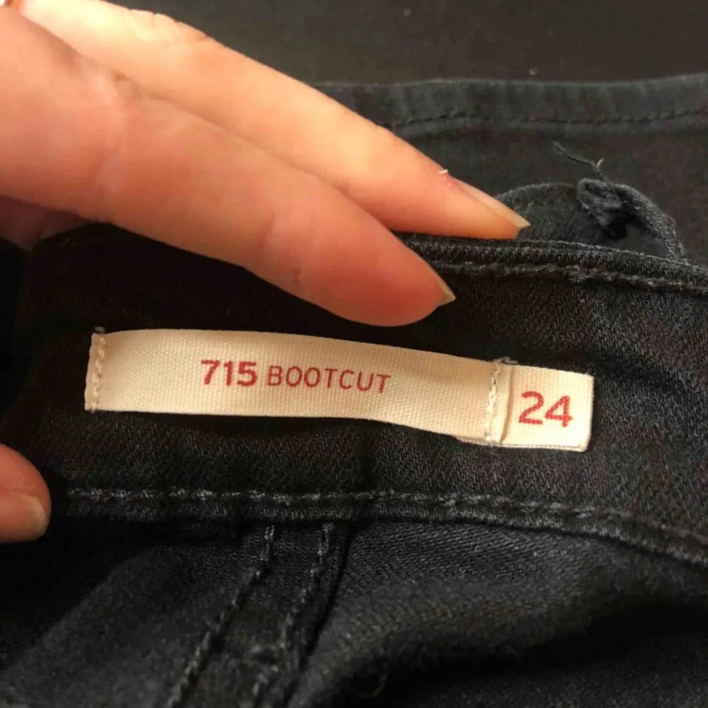 Hej! Säljer nu mina snygga Levis jeans pga att jag tyvärr växt ut dem! Sparsamt använda! Köparen står för frakt! ✨. Jeans & Byxor.