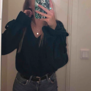  - Mörkgrön stickad tröja från Linn Ahlborgs kollektion med Nakd. V-ringad och knyten på ärmarna. Knappt använd så är i väldigt bra skick. Köparen står för frakten🦋